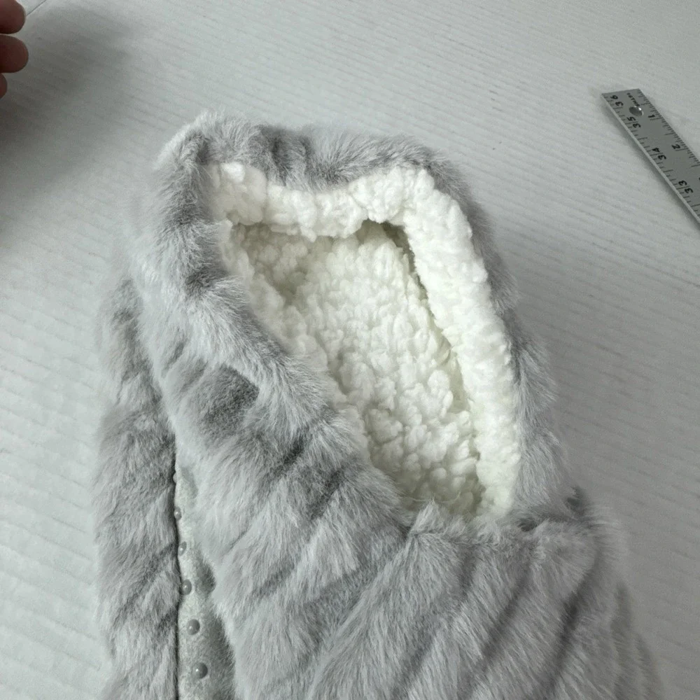 Auden Women's 0769 M/L 8-12 Faux Fur Slipper Socks Light Gray Gripper Bottom NWT